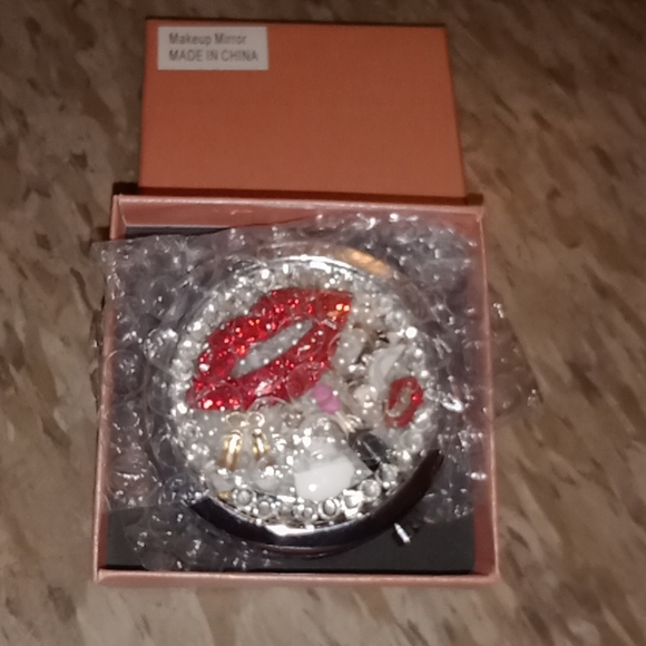 Mirror 🪞💄❤️ - Picture 9 of 9